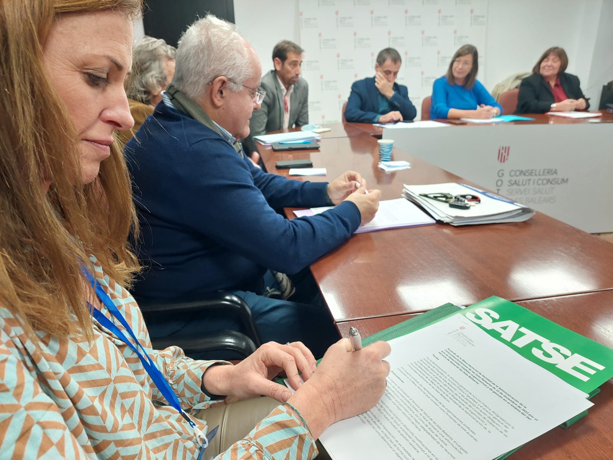 Firma acuerdo mejoras laborales
