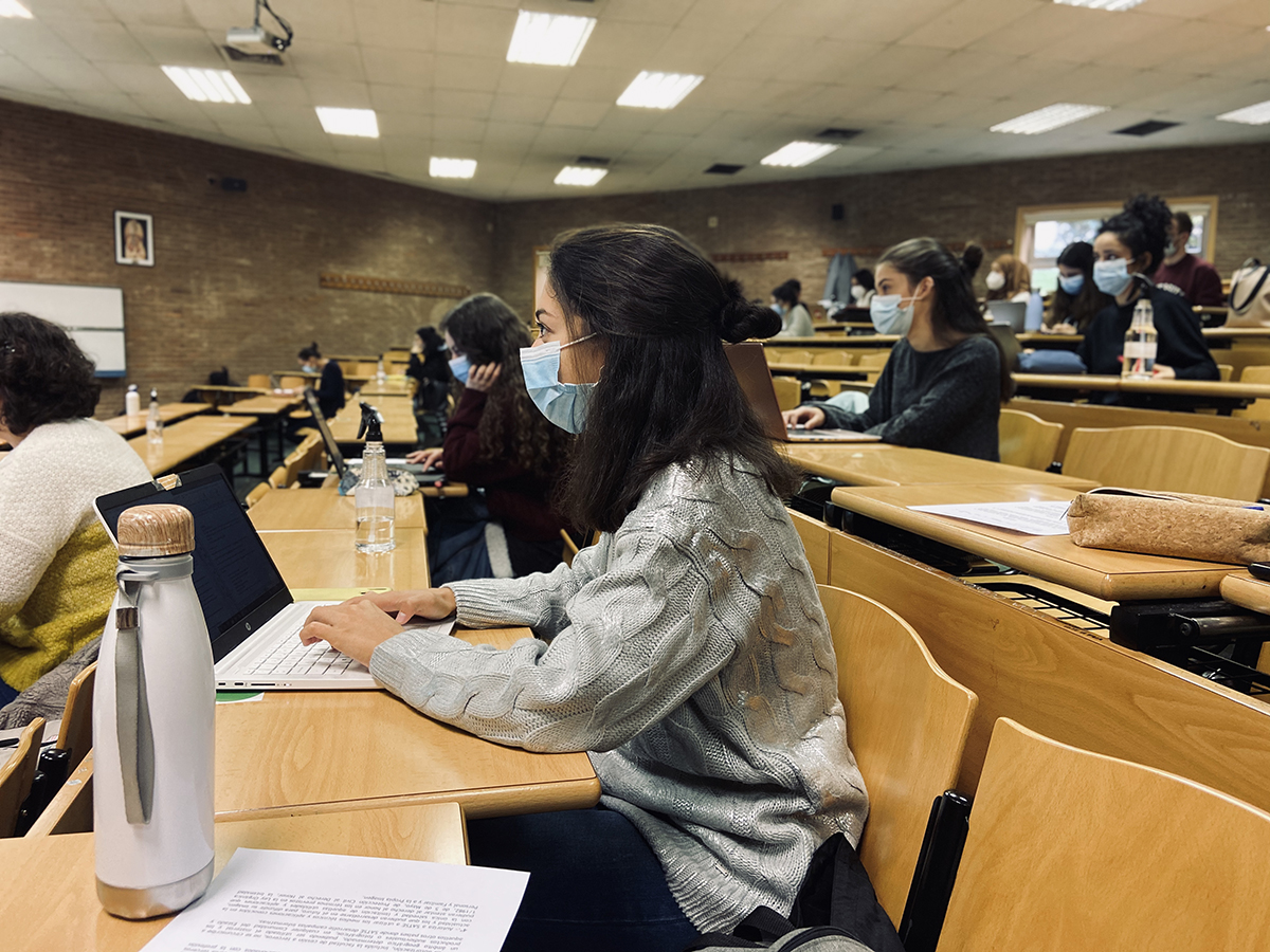 Estudiante de Enfermería, en plena clase en la Universidad