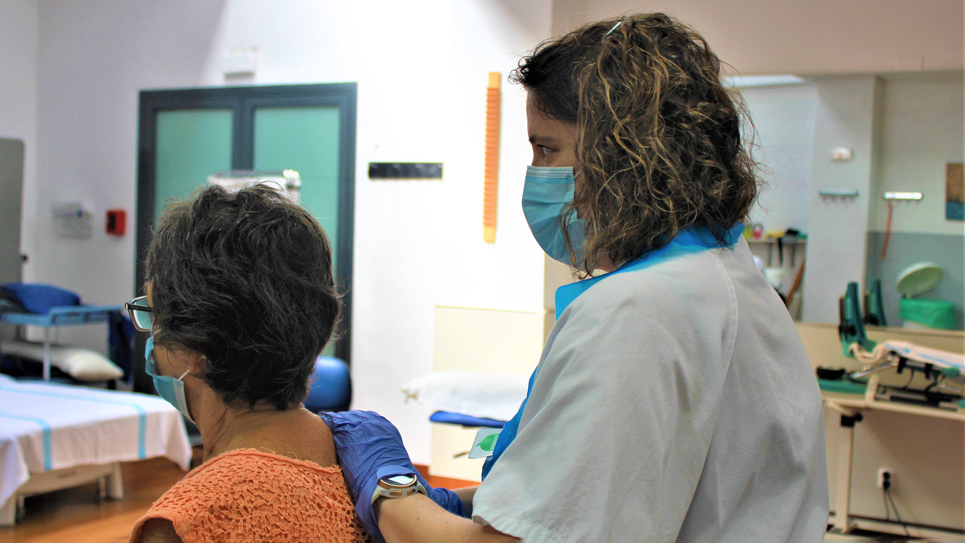 Fisioterapeuta con una mujer en Manacor