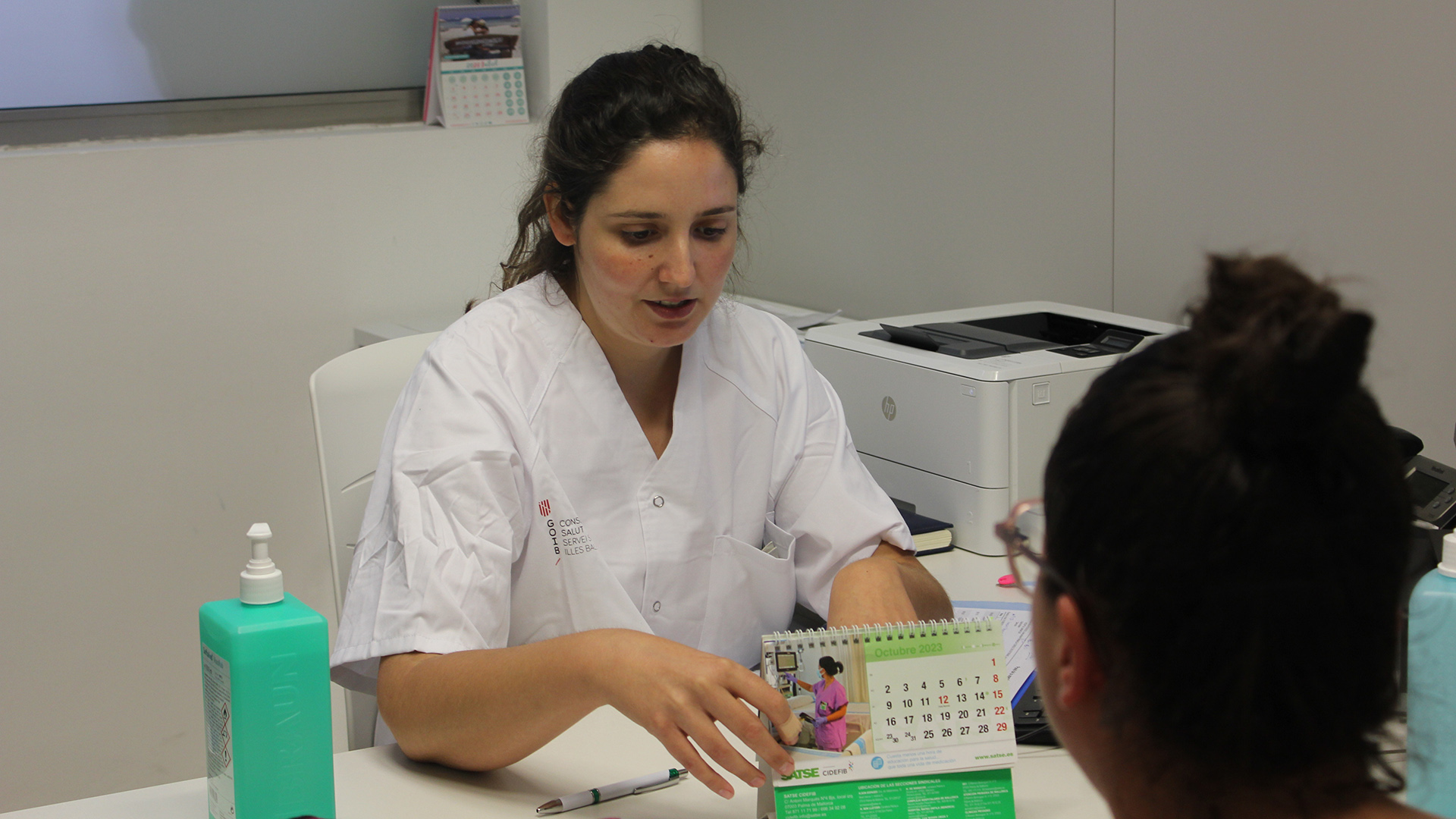 Enfermera con paciente en consulta