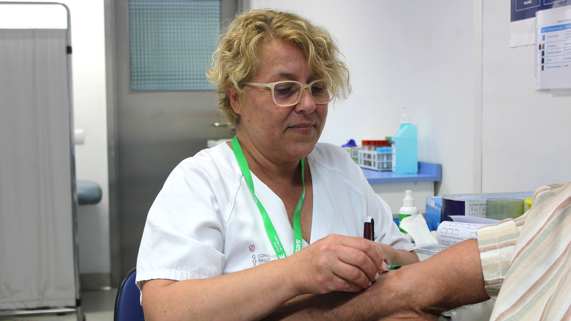 Enfermera saca sangre en el Hospital de Manacor