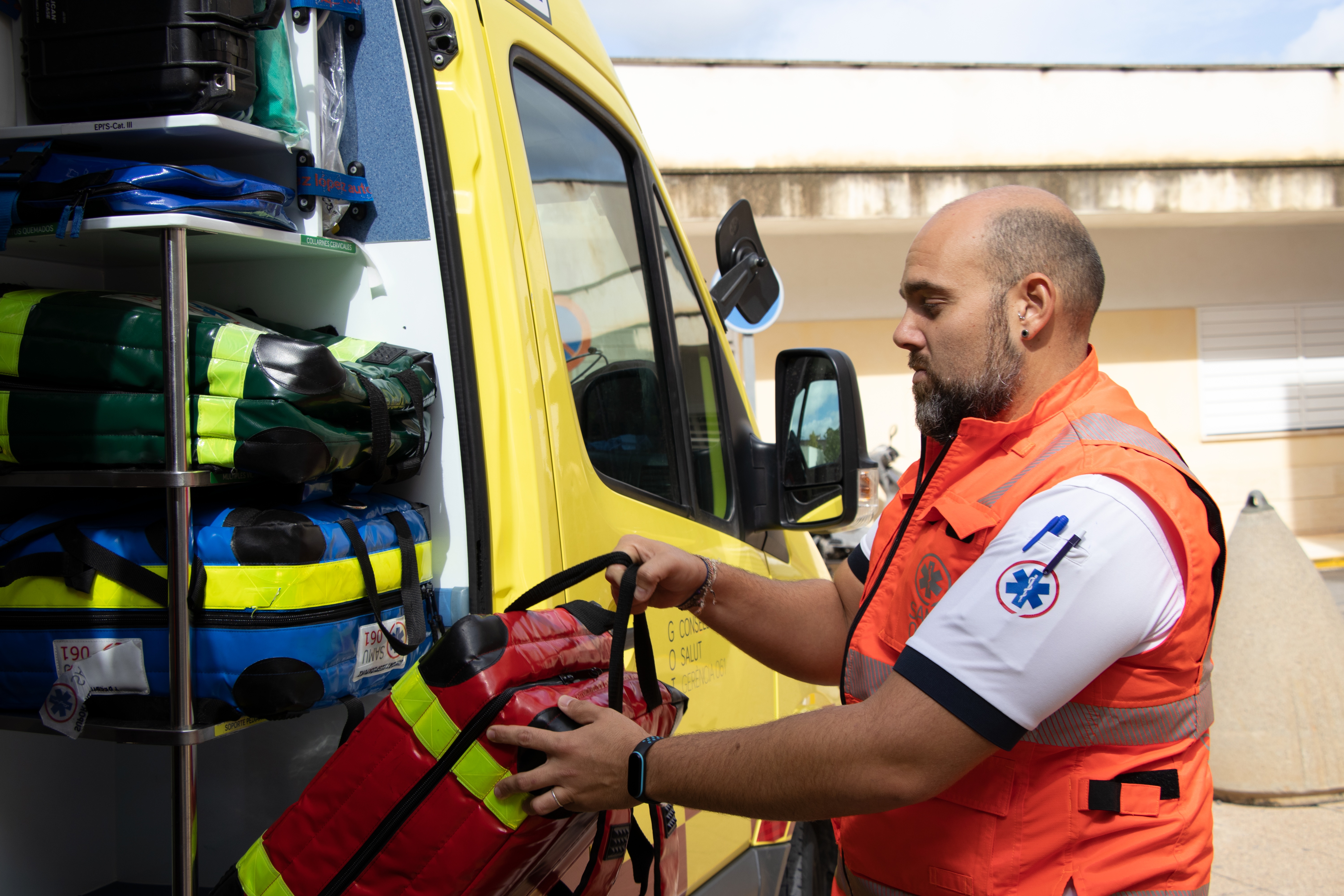Enfermero con ambulancia en Ibiza