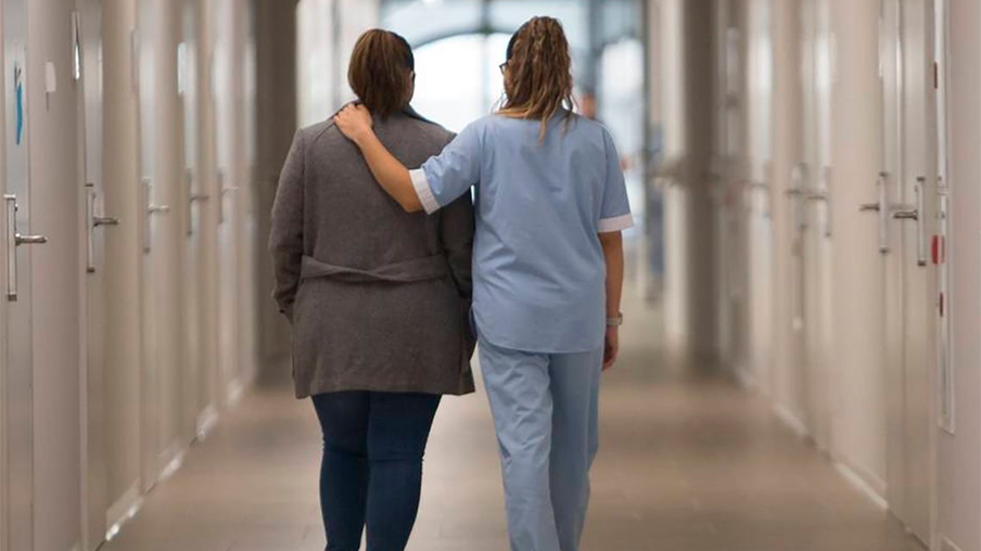 Enfermera de salud mental camina con paciente