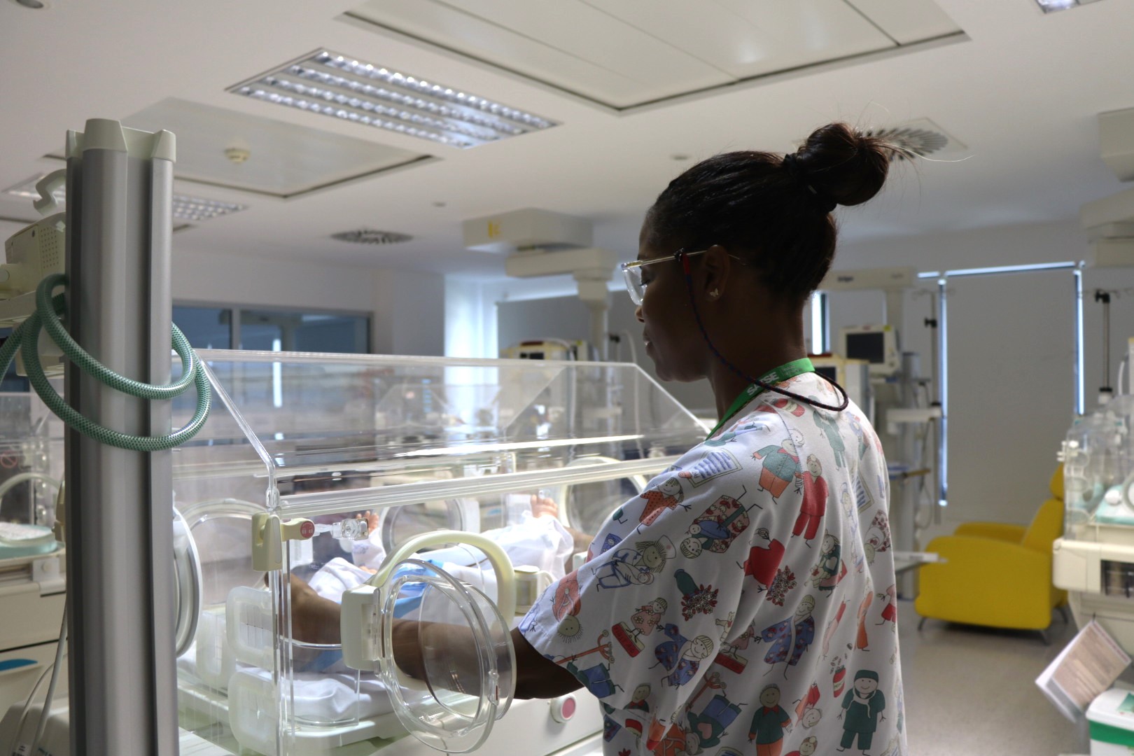 Enfermera de pediatría con una incubadora