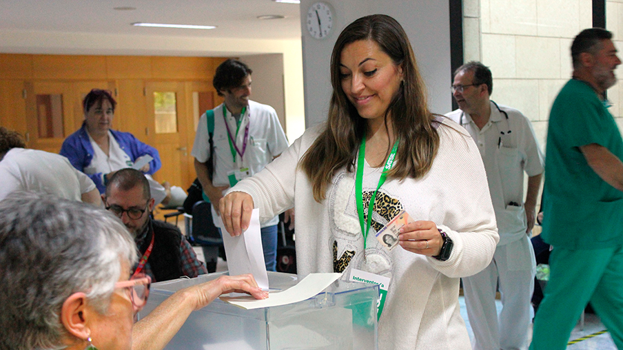 Una enfermera votando en Son Llàtzer