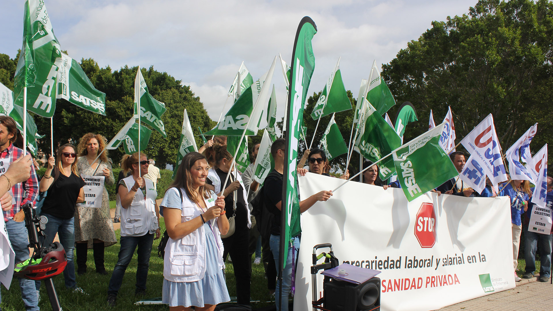 Manifestantes frente la la clínica Quirón Palmaplanas