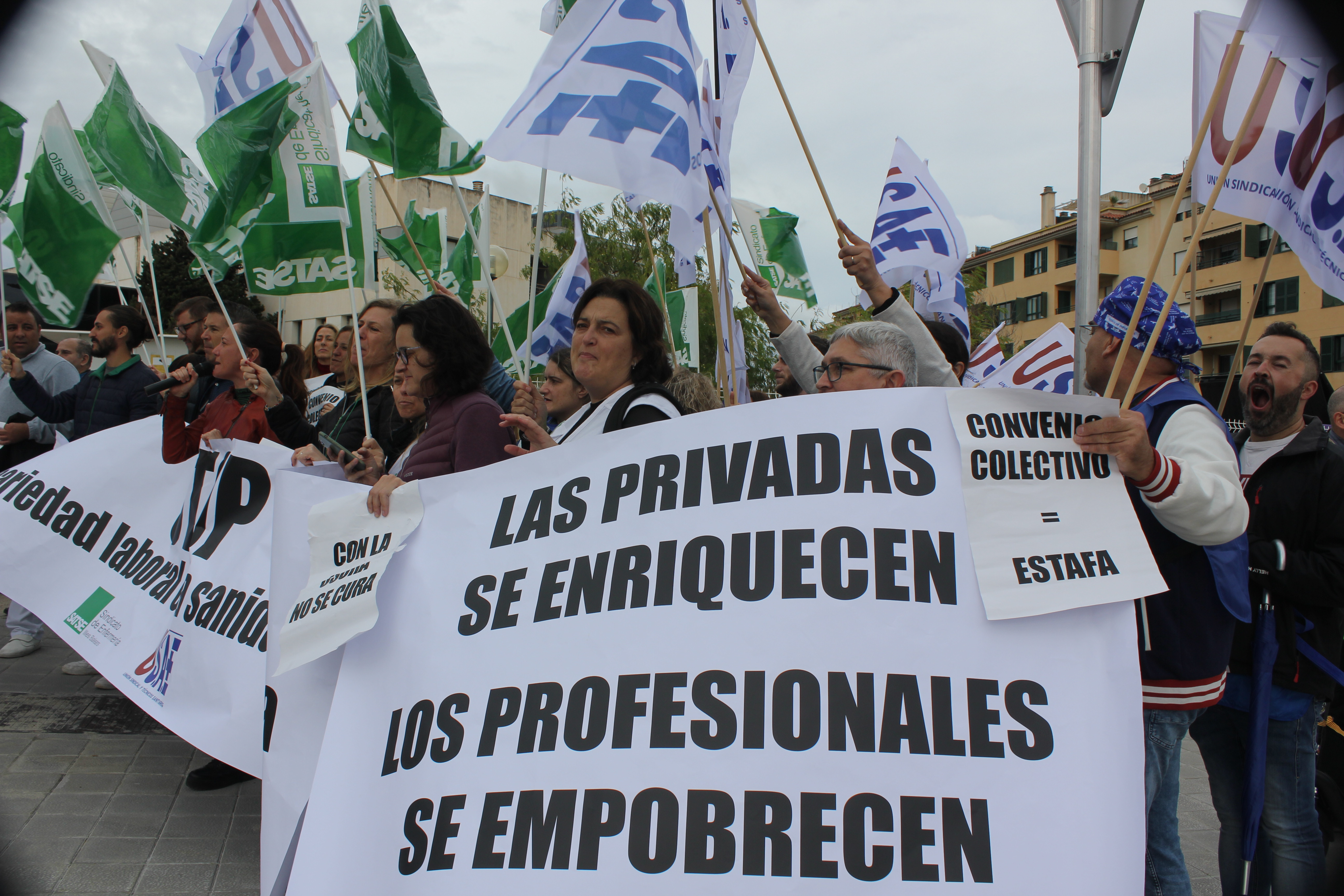 Los manifestantes corearon lemas y canciones contra el convenio colectivo